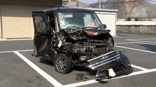 軽2台が正面衝突…20代の女性死亡 息子とみられる男の子は意識不明の重体に