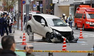 名古屋市栄の繁華街で車暴走、乳児ら7人けが　70代女を現行犯逮捕
