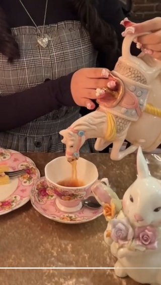 女性「おすすめしません」　紅茶を入れた瞬間“爆笑したワケ”に「リアル」「苦しそう」