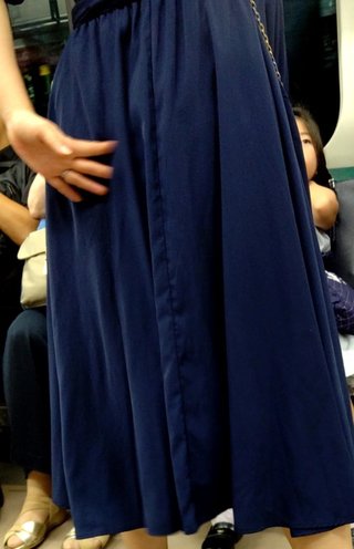 前の女性、お尻掻いてるんだけど