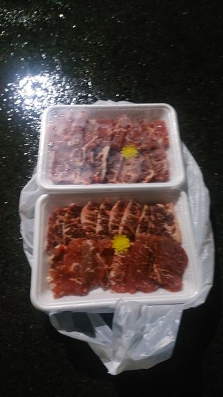 交差点で兵庫県で有名な焼肉店の牛ロースとバラを拾ったよ！！