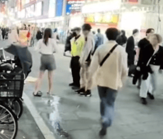 道端でトイレ（in歌舞伎町）