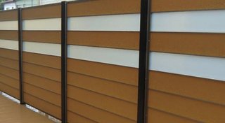 家と家の境目フェンスに物を干される