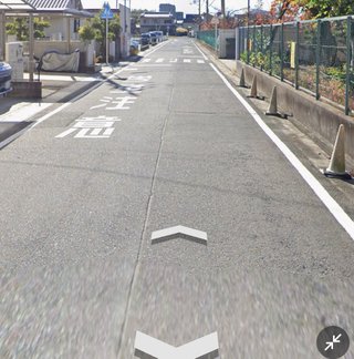 こういうタイプの歩道の場合、歩行者が歩く場所(拾い画です)