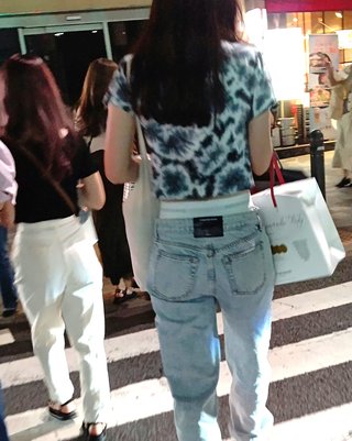 若い女性のパンツ見せファッション