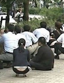 女性の背中が丸見え