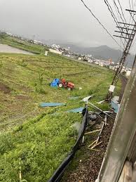 強風で列車に小屋のようなもの衝突 ガラスが割れ乗客1人死亡【長野県】