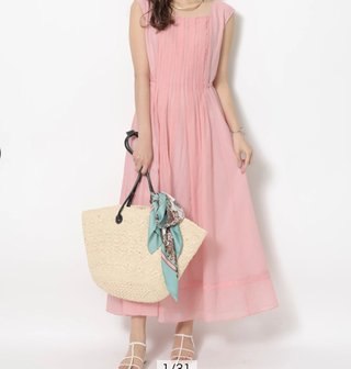 40代でピンクのワンピース