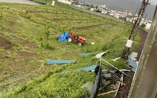 強風で列車に小屋のようなもの衝突 ガラスが割れ乗客1人死亡【長野県】
