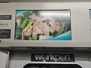 電車の扉にはステッカーを勝手に貼っちゃいけないんですか？