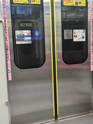 電車の扉にはステッカーを勝手に貼っちゃいけないんですか？