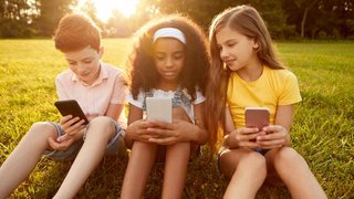 小･中学生のスマホ使用を制限する法律がフィンランドで成立