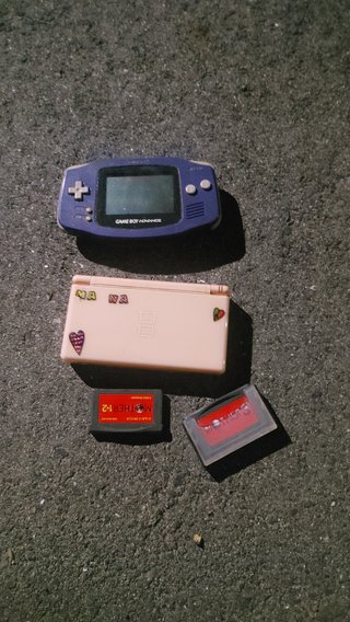 交差点でゲームボーイアドバンスとDS拾ったよ！！！