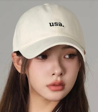 ママ友が「USA」って書いてる帽子被ってた。