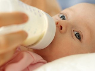 2033年までに1,886億6,000万米ドルに達する乳児用粉ミルク市場、CAGR9.55％