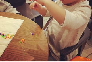 3歳でビーズでアクセサリー作りすごいけどさ
