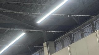 藤沢駅の通路は埃が溜まって汚いです。