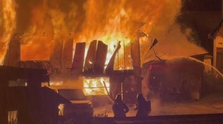 ｢自分の家に火をつけて何が悪い」家族間トラブルで自宅に放火か 無職の男を送検し動機など追及