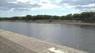 川に落ちたボールを拾うため子どもと共に溺れたか　子ども2人は救助も36歳の母親が死亡