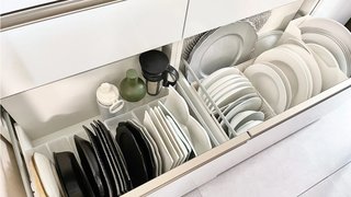 ここの人たちってシステムキッチンの引き出しに食器を入れられることを知らないんだろうな