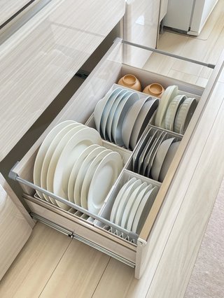 ここの人たちってシステムキッチンの引き出しに食器を入れられることを知らないんだろうな