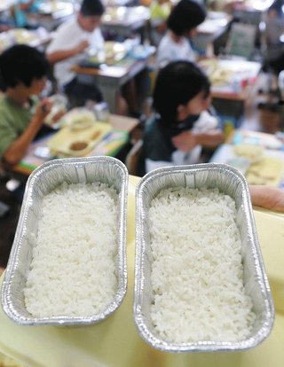 昔の給食って長方形のアルミの入れ物にご飯入ってなかった😣？