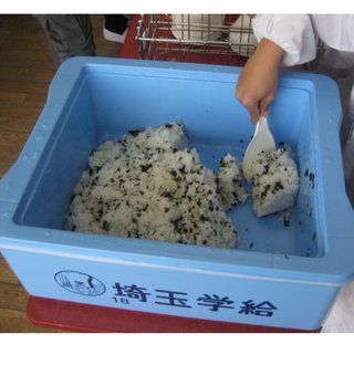 昔の給食って長方形のアルミの入れ物にご飯入ってなかった😣？