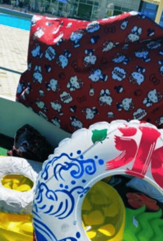 子供連れてプールに来てたけど監視の人から追い出された😭