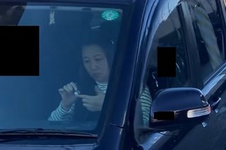 コストコで大量に入ったパンを買う人ー