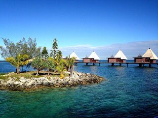 夏の旅行をニューカレドニアとドーハで迷ってます、