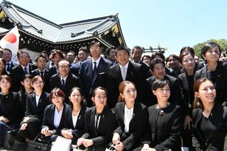 参政党は遠足気分で靖国神社で大はしゃぎ