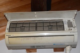 あー　エアコンが冷えないと思ったら😔　フィルらーがほこりまみれだった