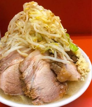 ラーメンを食べてる時、玉子やチャーシューを一口食べて置きまた麺を食べる人が苦手