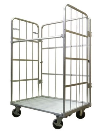 子供がスーパーの台車にぶつかった