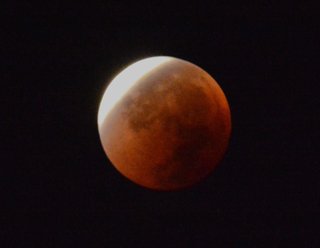 「皆既月食」今夜　午前2時30分から3時53分まで