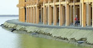 維新万博のリングにバスが激突