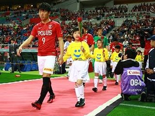 どうやってサッカー選手は子供を連れて登場するの？