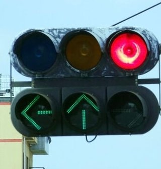 青信号にならない矢印信号だけの信号機で