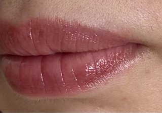 40歳くらいの人、みんなこれくらい唇にシワある？