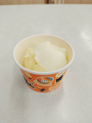 フードコートでひとりアイス食べてる