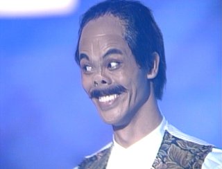 皮膚引っ張ってる人の