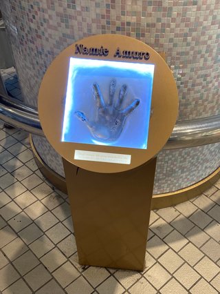 渋谷109の根元で供養されている、安室奈美恵さんの手形