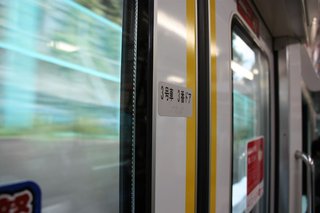 ｢朝の電車内でラーメンを食べる乗客｣にネットで賛否両論