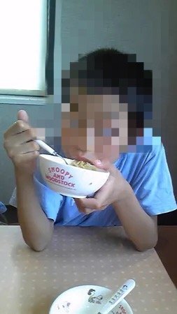 肘ついて食べる芸能人