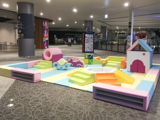 なんで機内にこどもが遊べる遊び場がないですか？