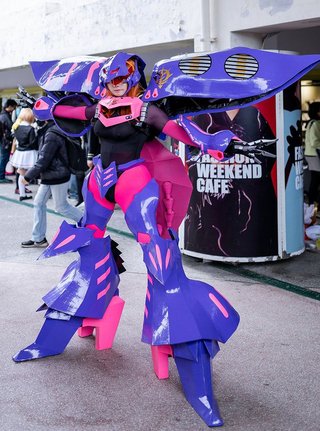 高校の娘がガンダムが好きで画像のような服で通学してるんですが