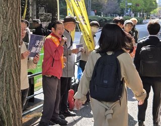 生活保護基準の再改定に､受給者が抗議　厚労省前に集まりマイク握る