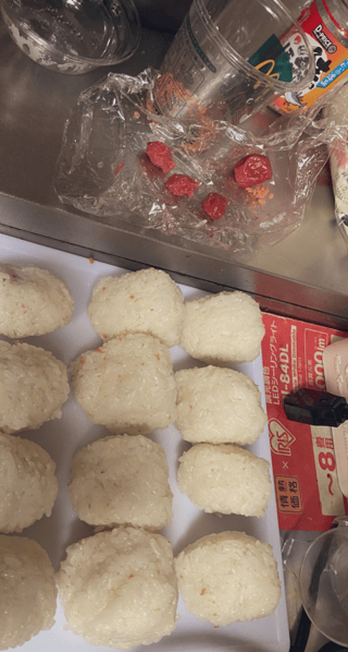 今日はファンの方から頂いた高級鮭ほぐしで明日のスタッフへの差し入れを作る