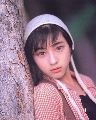 天然美人の幼少期の加工無しの写真に嫉妬して加工！加工！とデマ連呼するドブス老婆２
