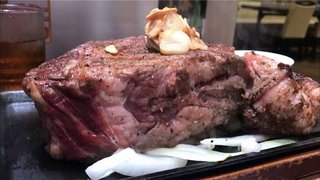 いきなりステーキで1キロ食べてるおばさんいた